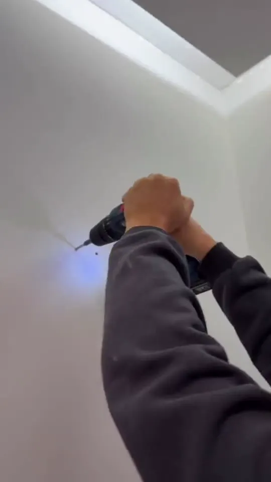 Furadeira fazendo o furo na parede para fixar o Espelho Lume